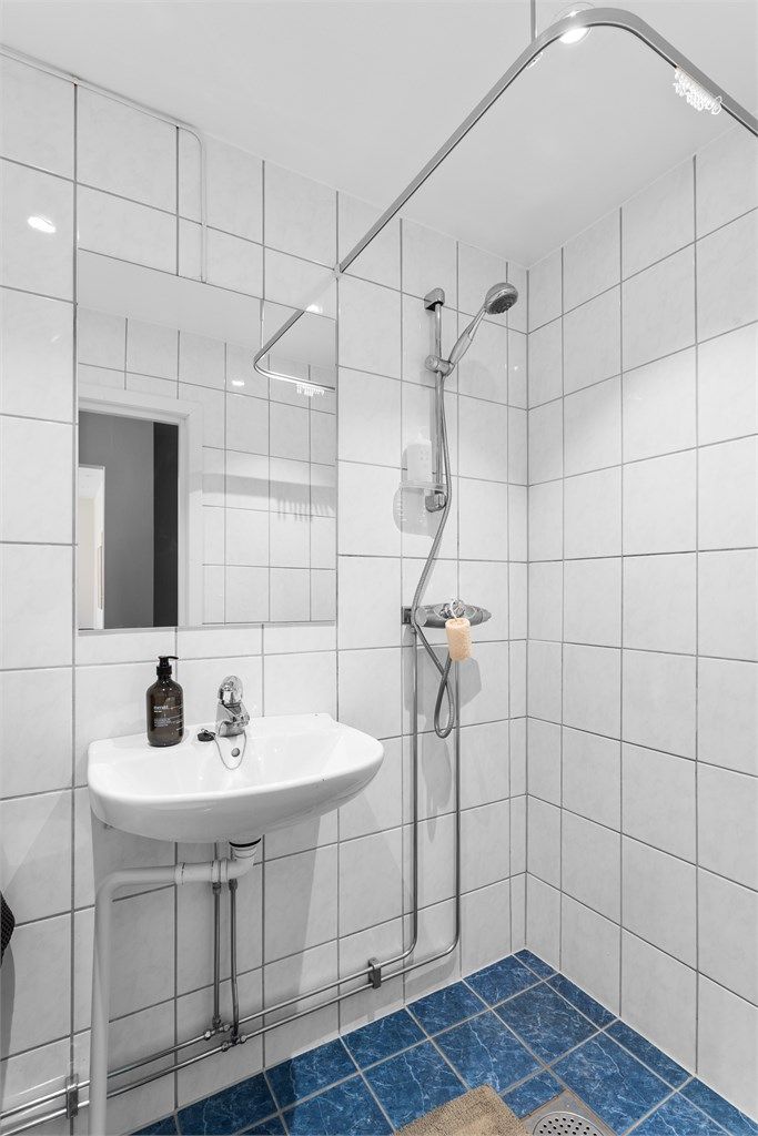 Badet er utstyrt med dusjhjørne, vegghengt toalett og servant. Det ble pusset opp i regi av borettslaget i 2002/2003.