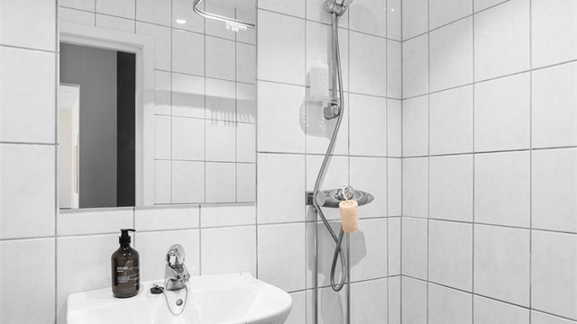 Badet er utstyrt med dusjhjørne, vegghengt toalett og servant. Det ble pusset opp i regi av borettslaget i 2002/2003.