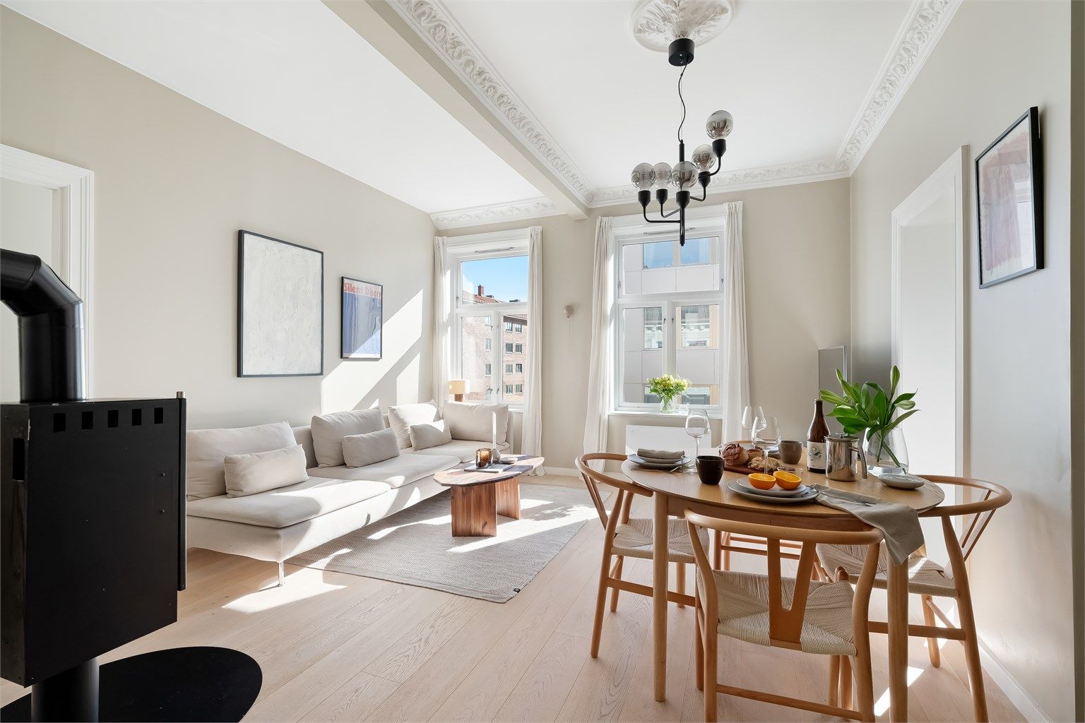 Moderne en-stavs parkett fra 2023 i alle rom utenom badet.