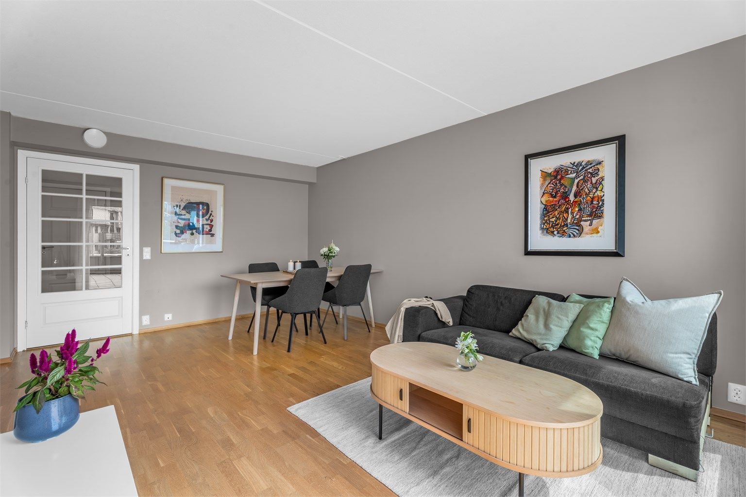 I stuen er det god plass til stor spisegruppe hvor du kan samle venner og familie