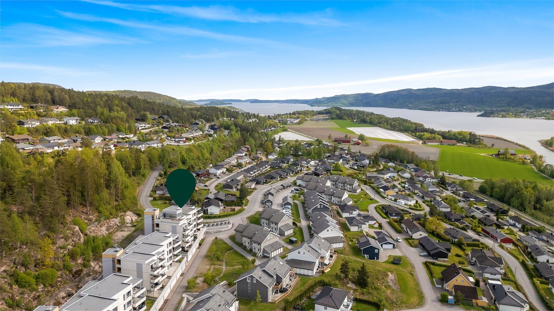 Leiligheten har en flott beliggenhet i attraktivt og barnevennlig boligområde på Skafjellåsen