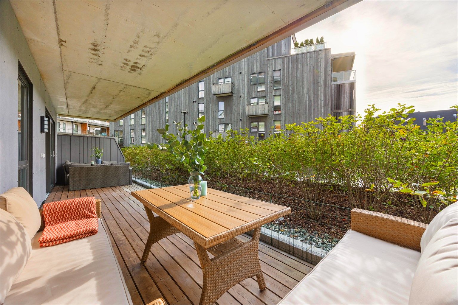 Utgang fra stue til nordvestvendt terrasse på ca. 22,0 m2 (takoverbygget). Terrassen har utebelysning og utvendig stikkontakt.