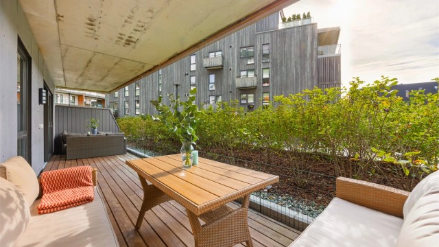 Utgang fra stue til nordvestvendt terrasse på ca. 22,0 m2 (takoverbygget). Terrassen har utebelysning og utvendig stikkontakt.