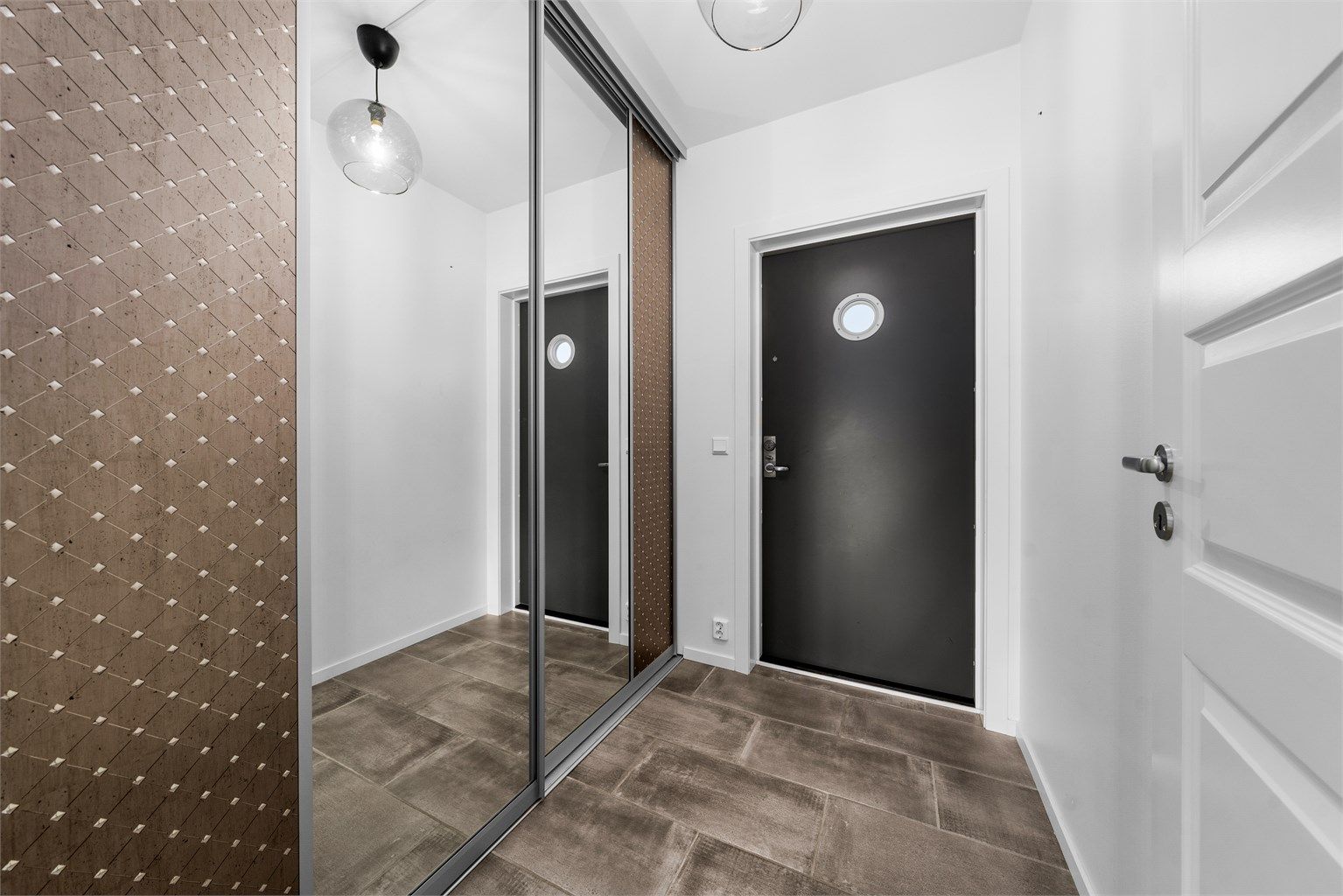 Ta av deg skoene og heng av deg jakken før du tar turen videre i ditt nye hjem.