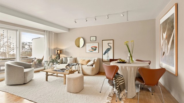 Charlotte Lunde v/Krogsveen har gleden av å presenter en lys og luftig 2-roms selveier med en arealeffektiv planløsning og stor balkong. Foto: Fotostallen v/ Lars-Petter Skillestad