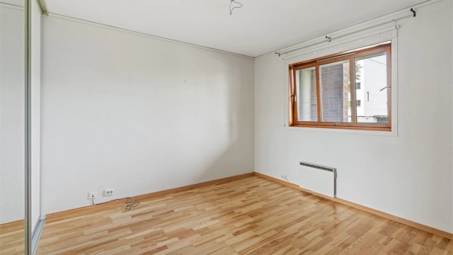 Hovedsoverom med god plass til dobbeltseng og garderobeløsning.