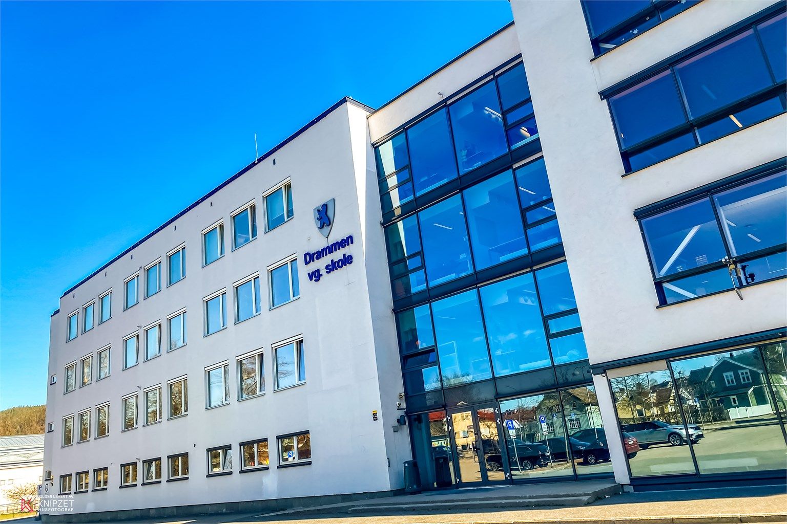 Fra leiligheten er det kort gangavstand til Drammen videregående skole, videre er det under 1 km til flere barnehager og skoler.
