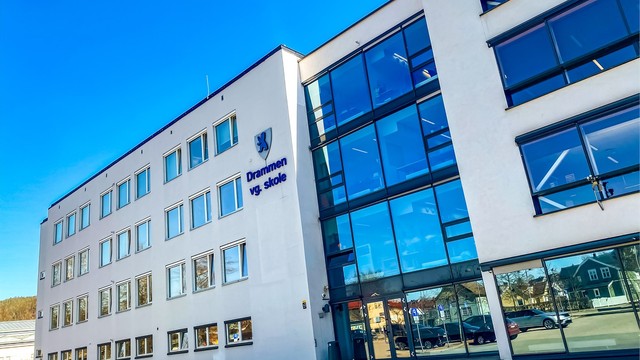 Fra leiligheten er det kort gangavstand til Drammen videregående skole, videre er det under 1 km til flere barnehager og skoler.