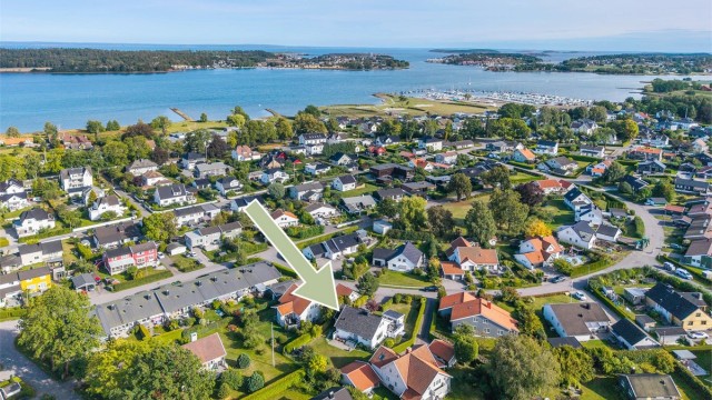 En klassisk og hyggelig enebolig på attraktive Teie - barnevennlig familiebolig på solrik tomt - hagestue og garasje.