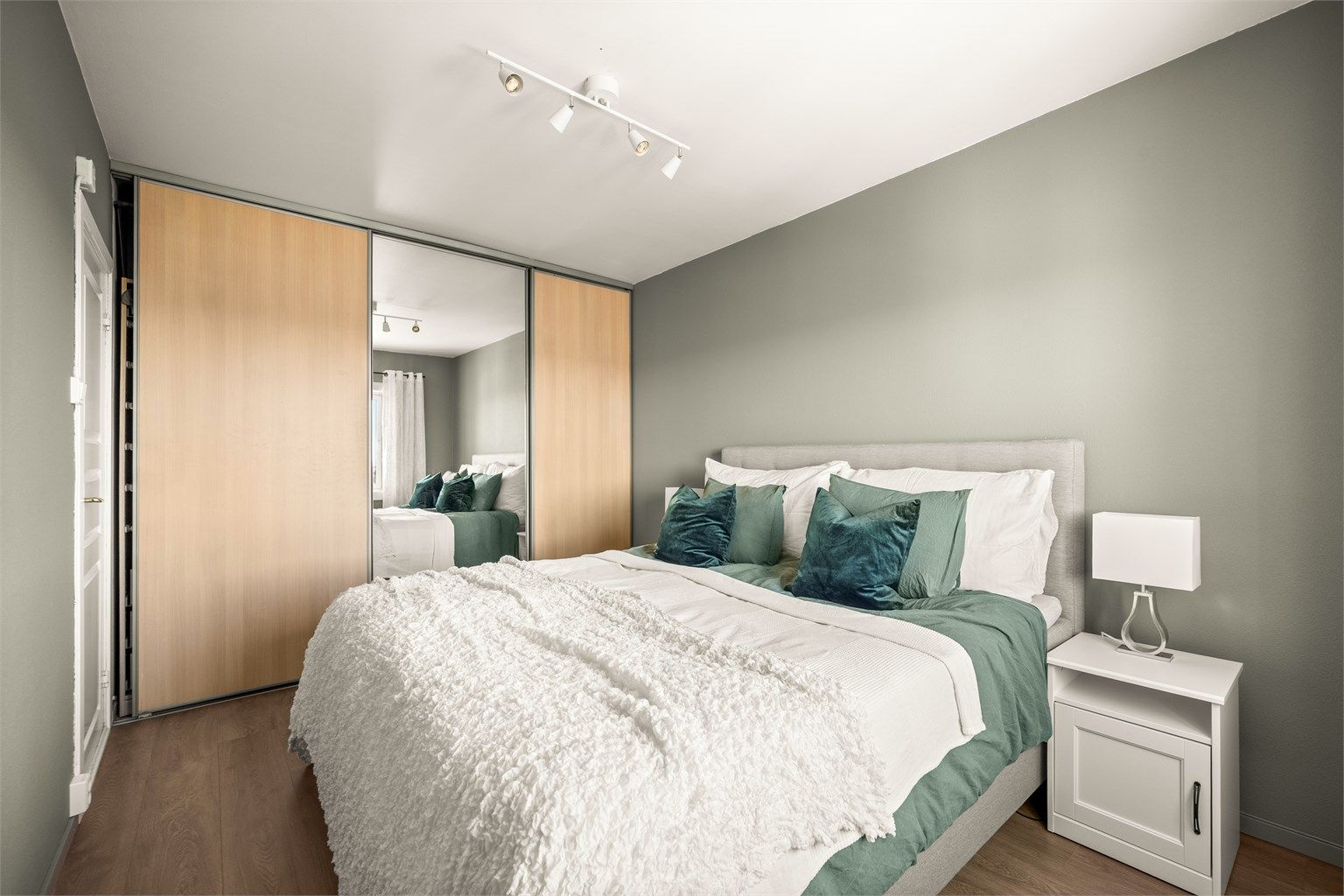 Praktisk skyvedørsgarderobe med gode oppbevaringsmuligheter på soverommet.