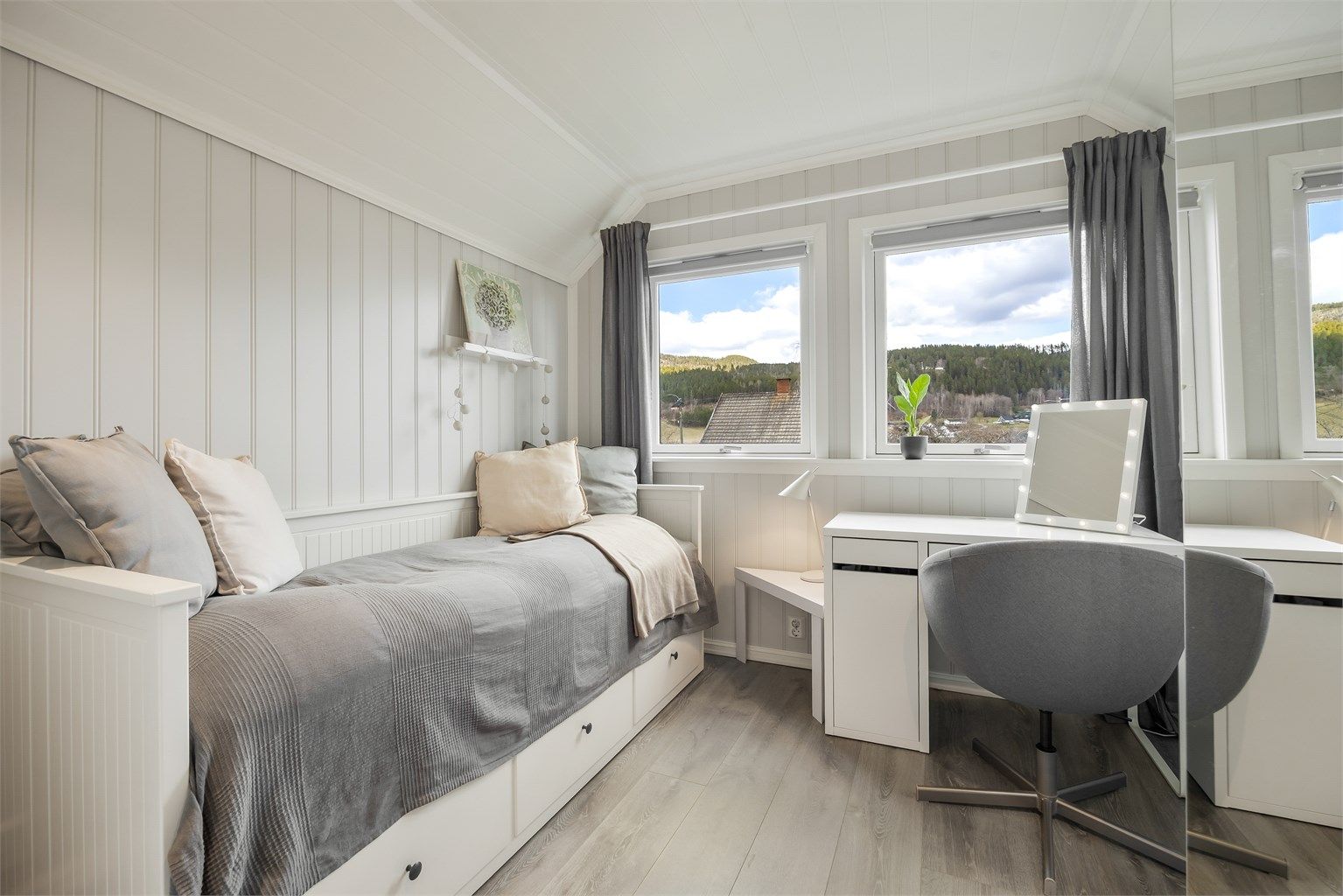 To av soverommene i andre etasje er utstyrt med varmefolie i gulvet for økt komfort.