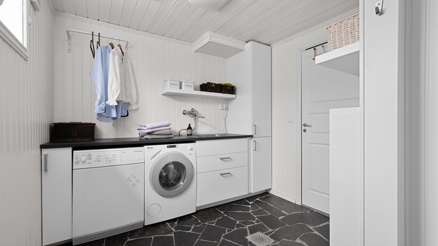 Det er romslig og praktisk vaskerom med plass til både vaskemaskin og tørketrommel. Det er bod i tilgang til vaskerom med god oppbevaringsplass.
Fra vaskerom er det utgang til trapp opp til gårdsrom, så det kan også brukes som biingang.