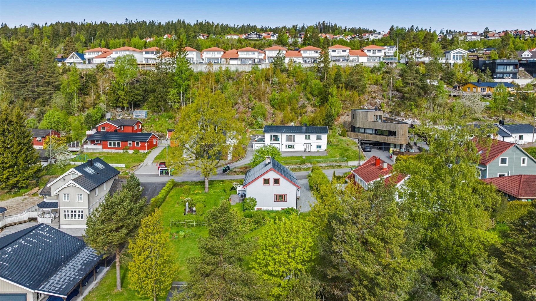 Boligen ligger i et familievennlig og veletablert boligområde på Vardefjellet.