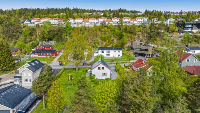 Boligen ligger i et familievennlig og veletablert boligområde på Vardefjellet.