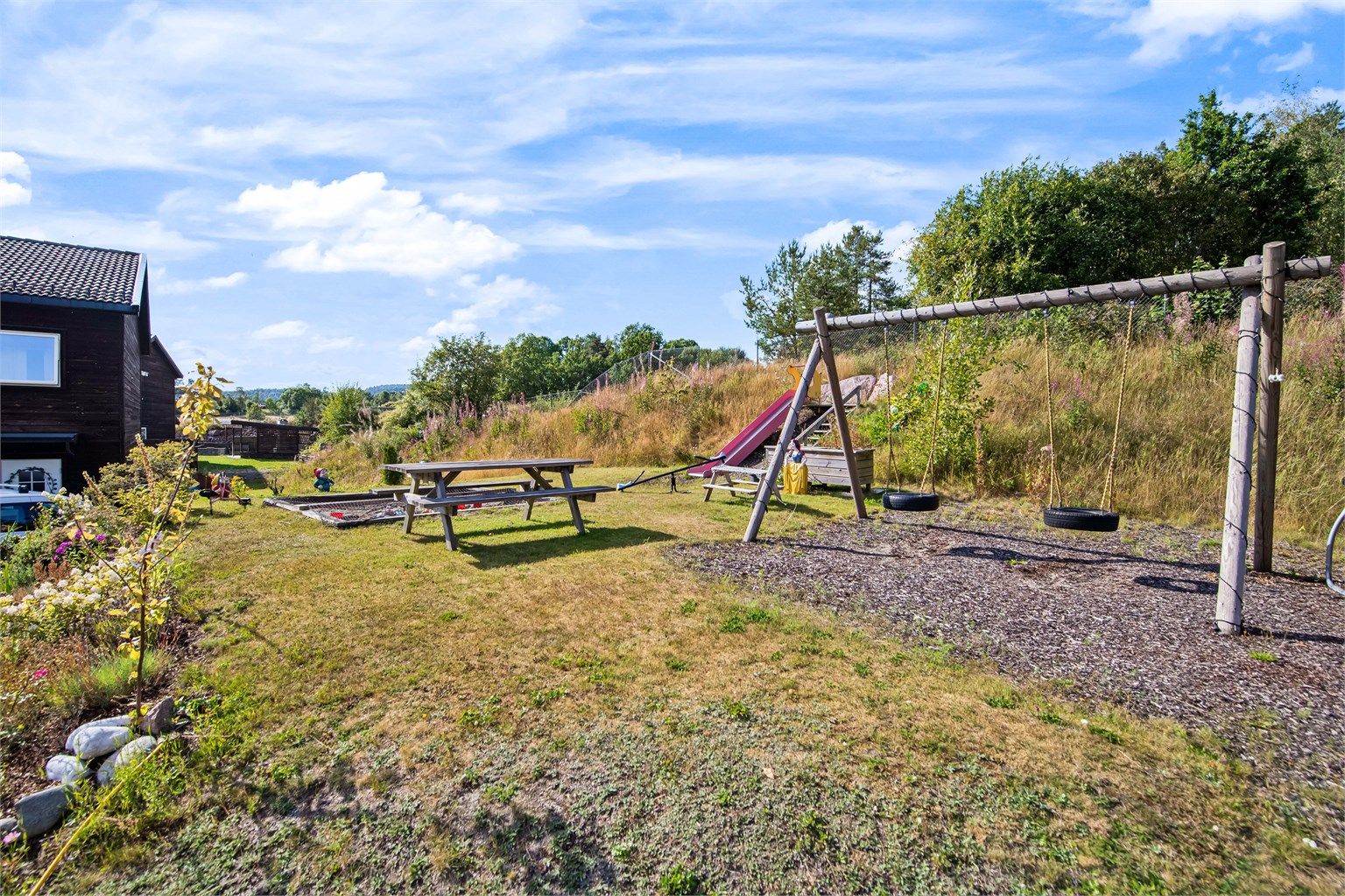 Eiendommen ligger i et rolig og etablert boligområde med trygge oppvekstsvilkår.