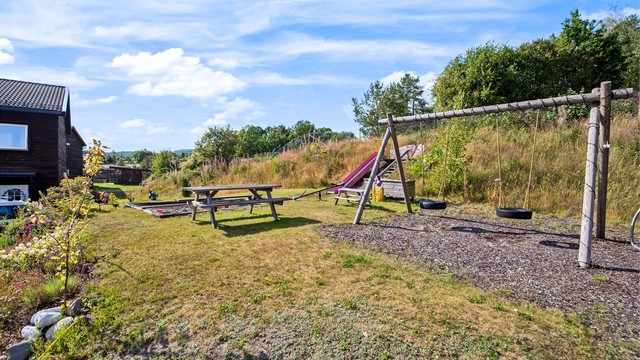 Eiendommen ligger i et rolig og etablert boligområde med trygge oppvekstsvilkår.