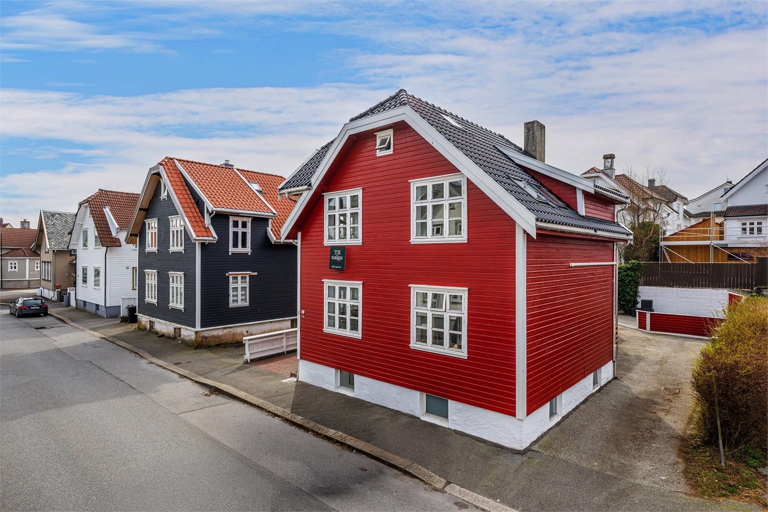 Det medfølger ikke fast parkeringsplass eksklusivt til leiligheten. Det er plass til to biler på eiendommen (fordelt på tre seksjoner). Parkeringsplassene på eiendommen er fellesareal, og bruken reguleres av årsmøte.