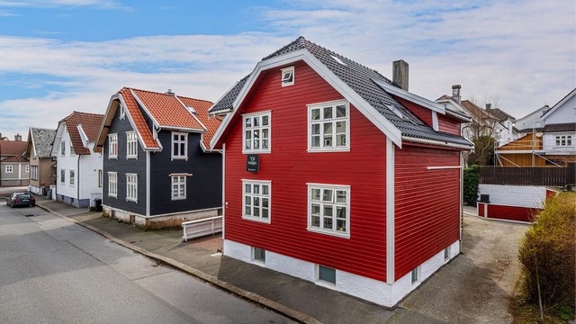 Det medfølger ikke fast parkeringsplass eksklusivt til leiligheten. Det er plass til to biler på eiendommen (fordelt på tre seksjoner). Parkeringsplassene på eiendommen er fellesareal, og bruken reguleres av årsmøte.