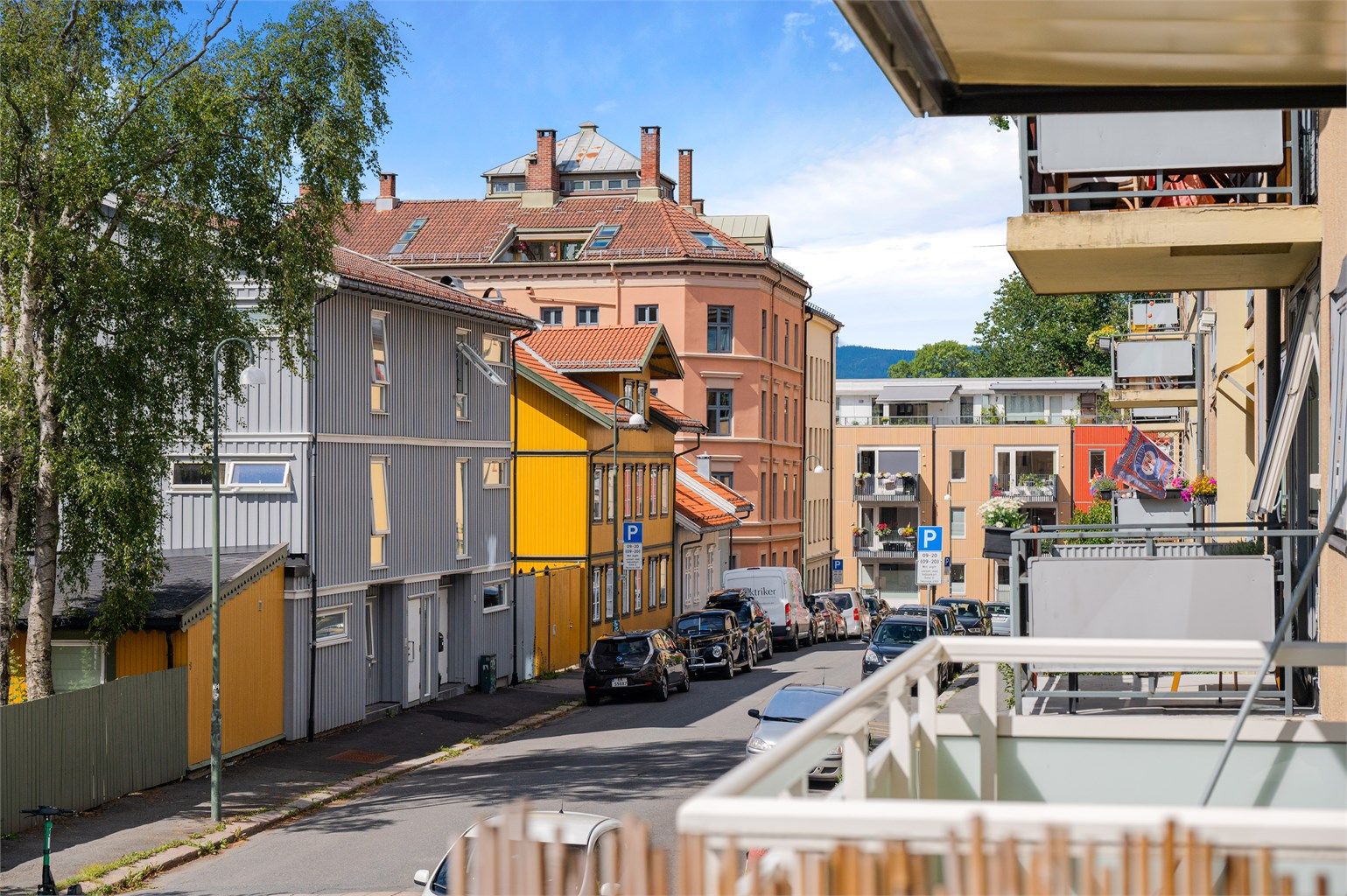 Leiligheten ligger i en rolig, enveiskjørt gate med bom som stenger for gjennomkjøring.