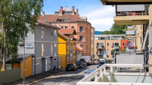 Leiligheten ligger i en rolig, enveiskjørt gate med bom som stenger for gjennomkjøring.