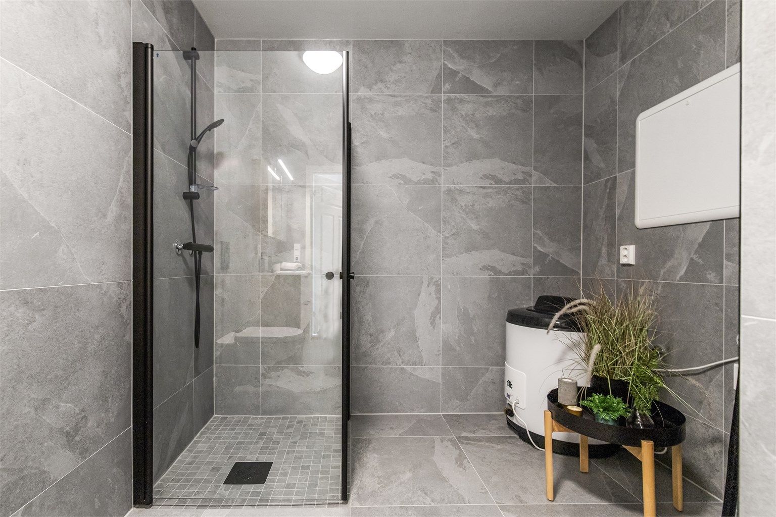 Badet har energivennlig varmtvannsbereder og avsatt plass til vaskemaskin/tørketrommel