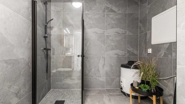 Badet har energivennlig varmtvannsbereder og avsatt plass til vaskemaskin/tørketrommel