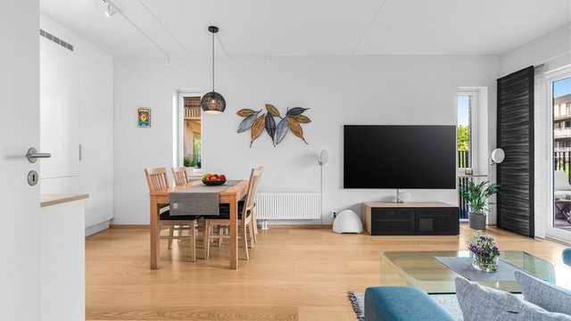 Det er god plass til spisebord i tilknytning til kjøkkenet.