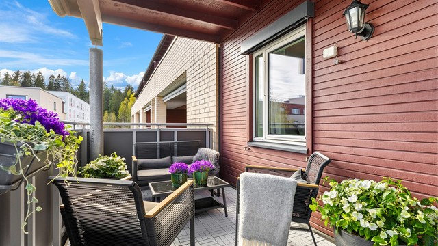 Balkongen har gulv belagt med tremmer, utebelysning og en utvendig stikkontakt.