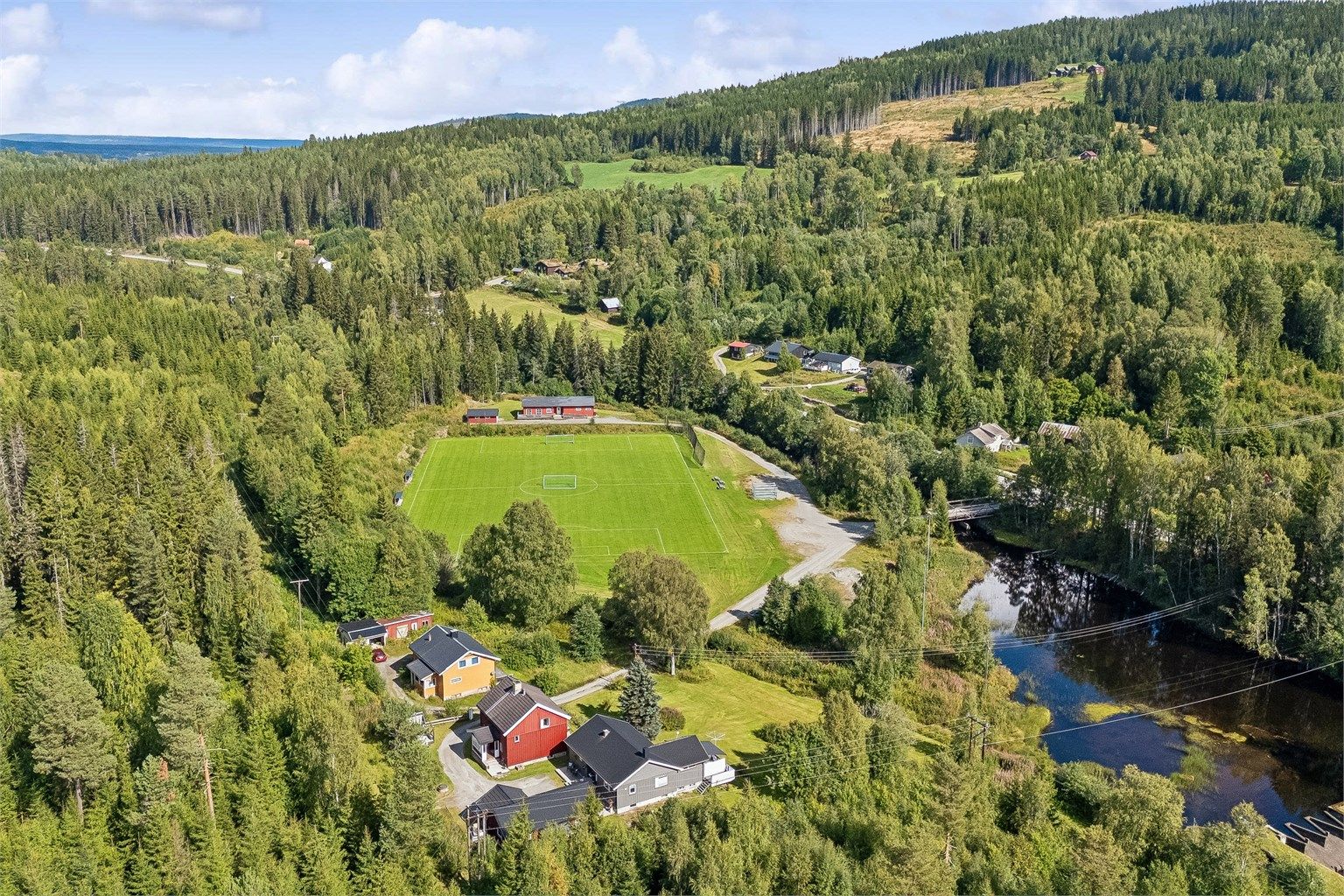 Skiløypenettet går like ved eiendommen, med løype som går forbi boligen nede ved fotballbanen, og Amlisberget skiarena ligger også i nærheten.