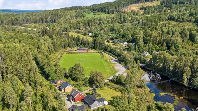 Skiløypenettet går like ved eiendommen, med løype som går forbi boligen nede ved fotballbanen, og Amlisberget skiarena ligger også i nærheten.