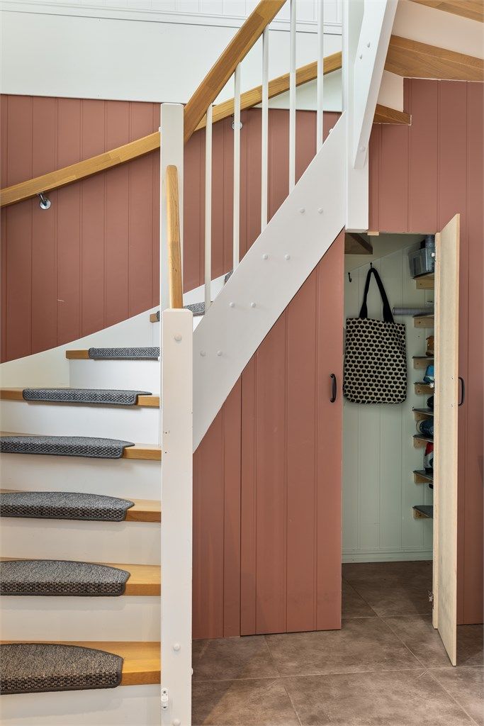 Innebygd skapplass under trappen.