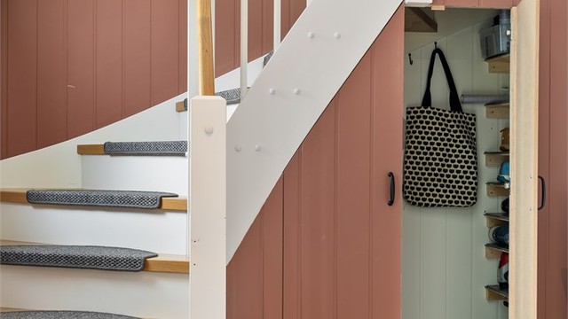 Innebygd skapplass under trappen.