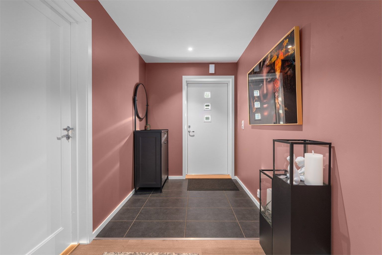 Velkommen | Flislagt entré med varmekabler. 