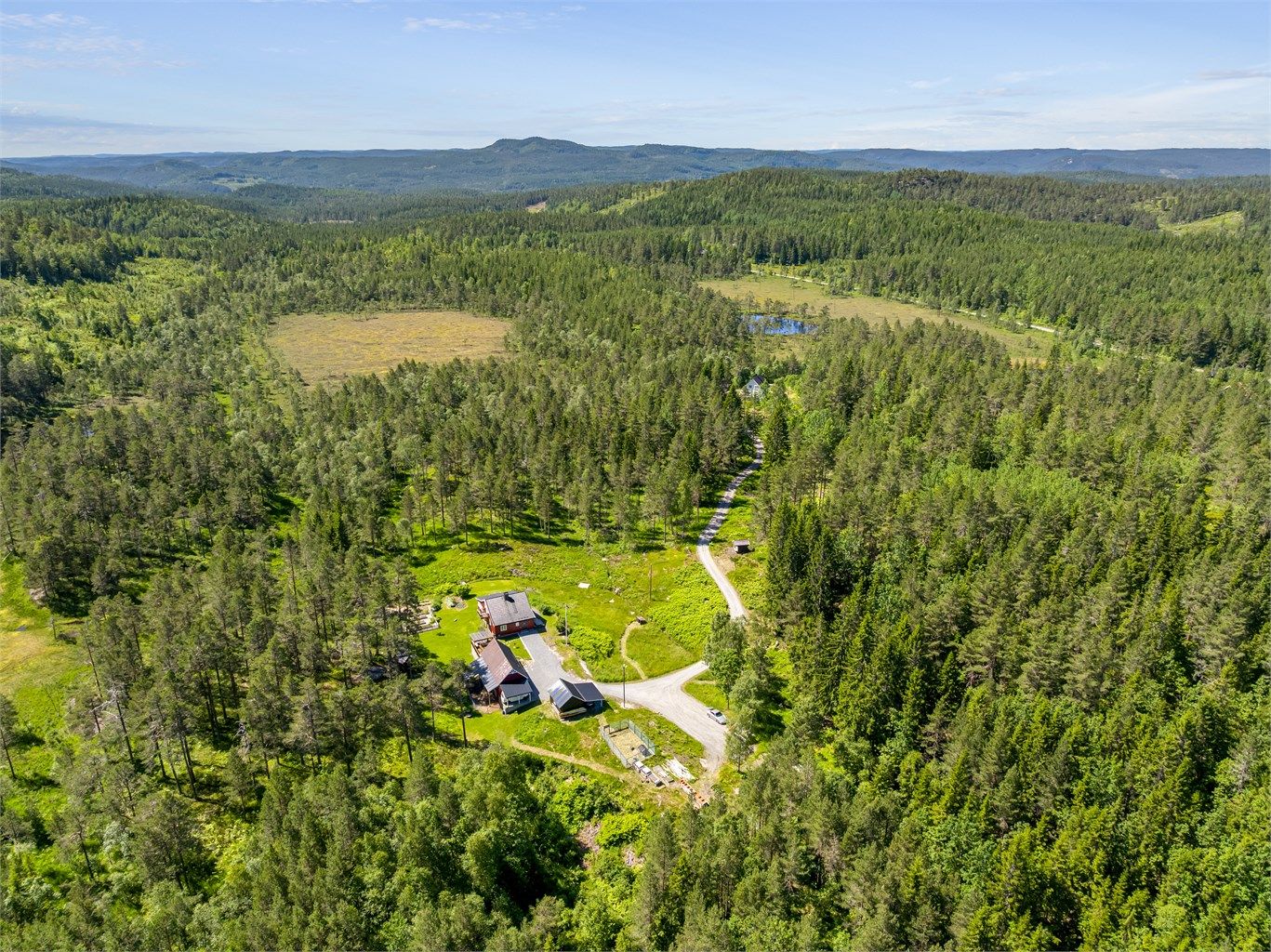 Eiendommen ligger usjenert til med umiddelbar nærhet til skog, turmuligheter og fiskevann.
