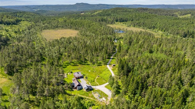 Eiendommen ligger usjenert til med umiddelbar nærhet til skog, turmuligheter og fiskevann.