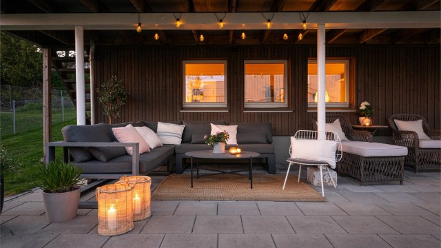 Under terrassen er det etablert en lun og overbygget uteplass, perfekt for kvelder utendørs