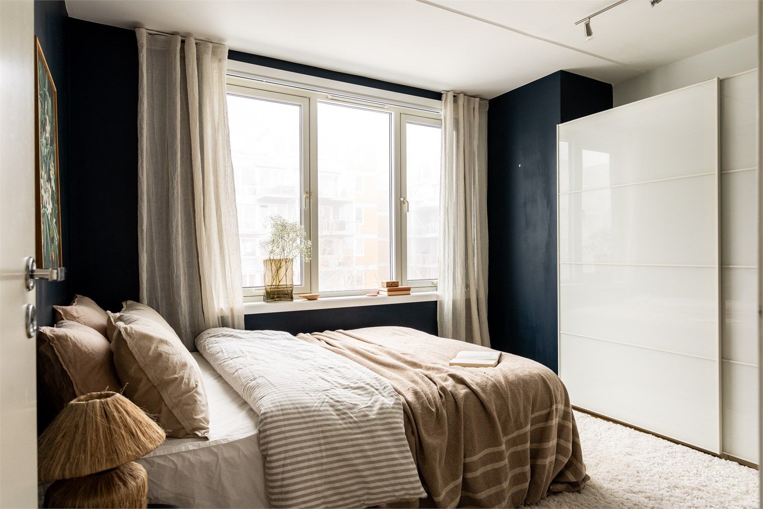 Soverommet er av god størrelse og har god plass til både dobbeltseng og tilhørende nattbord.