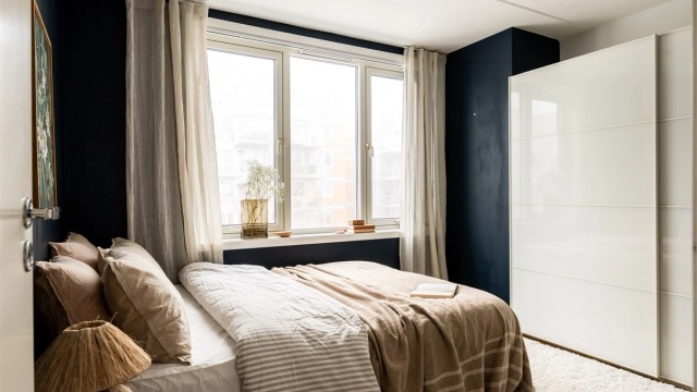 Soverommet er av god størrelse og har god plass til både dobbeltseng og tilhørende nattbord.