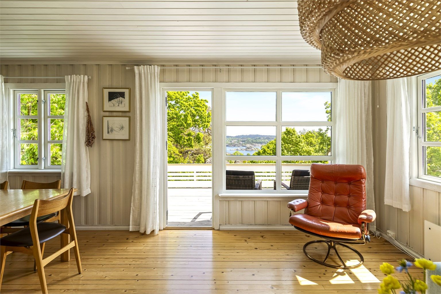 Store vindusflater gir godt med dagslys og utsikt mot naturomgivelsene.