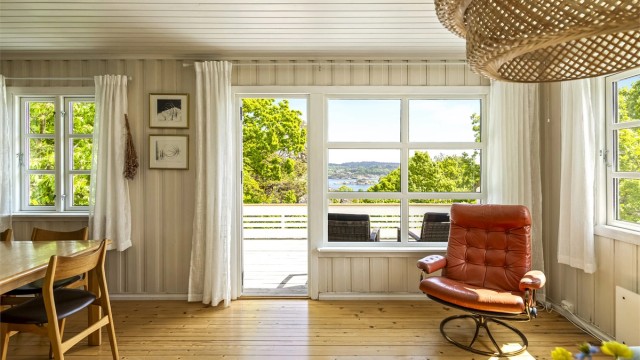 Store vindusflater gir godt med dagslys og utsikt mot naturomgivelsene.