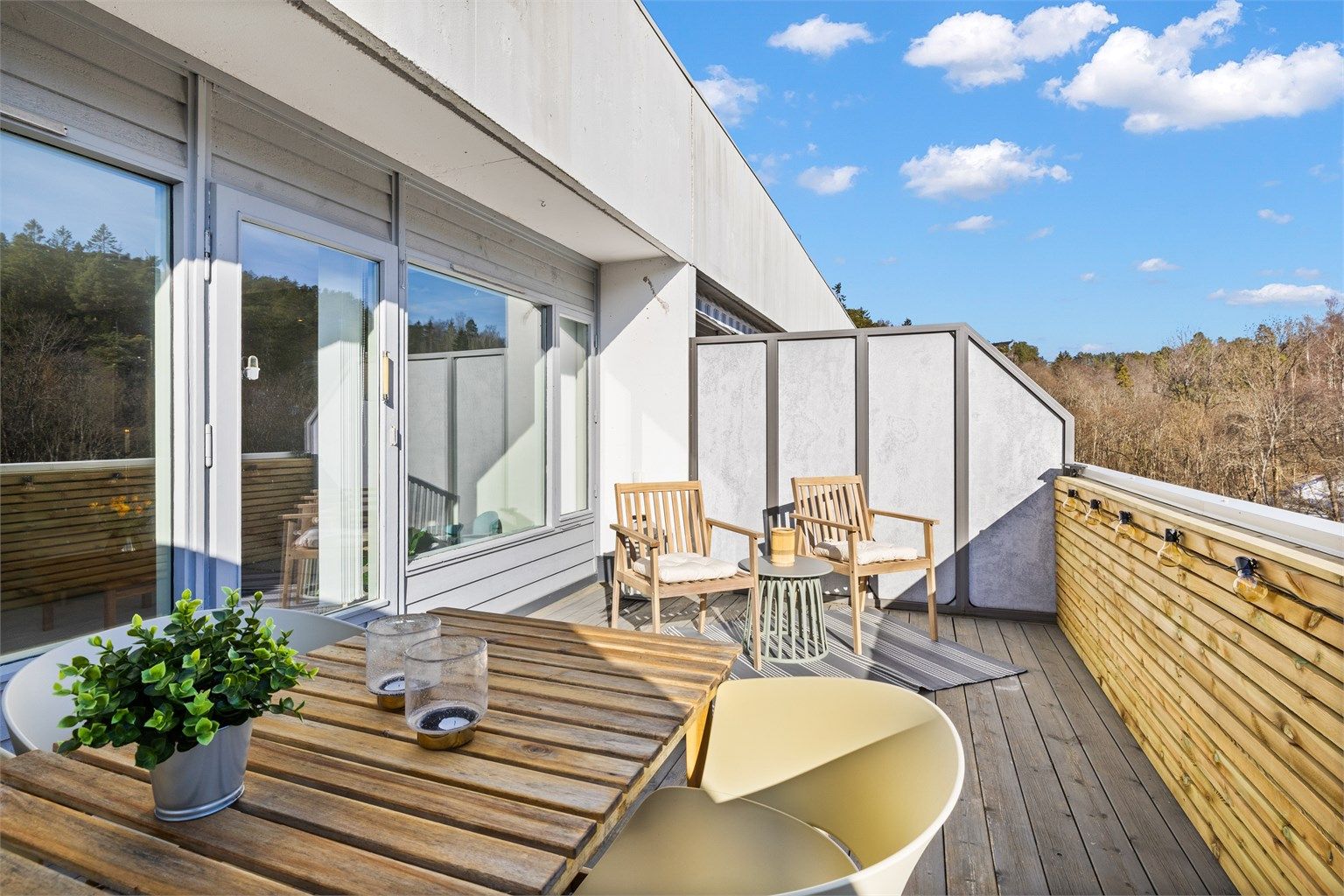 Velkommen til Kruttverkveien - en lys og meget tiltalende 4-roms leilighet med flott beliggenhet i grønne og naturskjønne omgivelser.