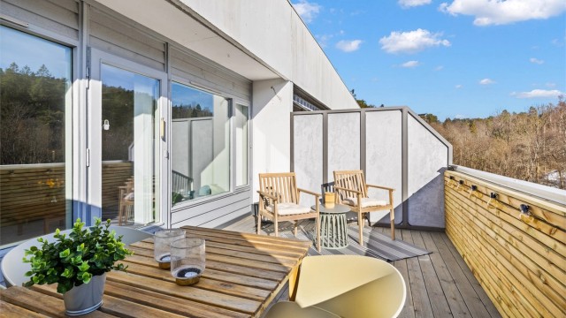 Velkommen til Kruttverkveien - en lys og meget tiltalende 4-roms leilighet med flott beliggenhet i grønne og naturskjønne omgivelser.