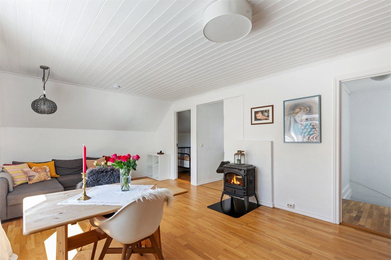 Leiligheten har en attraktiv beliggenhet i et rolig og etablert område, med kort avstand til barnehage, skoler, butikker, Bjergstedparken, Konserthuset og Stavanger sentrum.