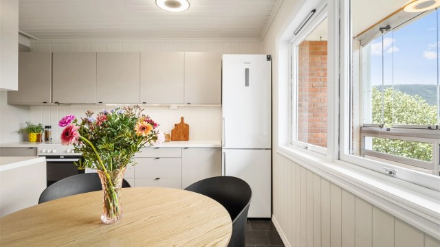 Kjøkkenet har frittstående hvitevarer. Ventilator i overskap. Alle hvitevarer medfølger handelen.