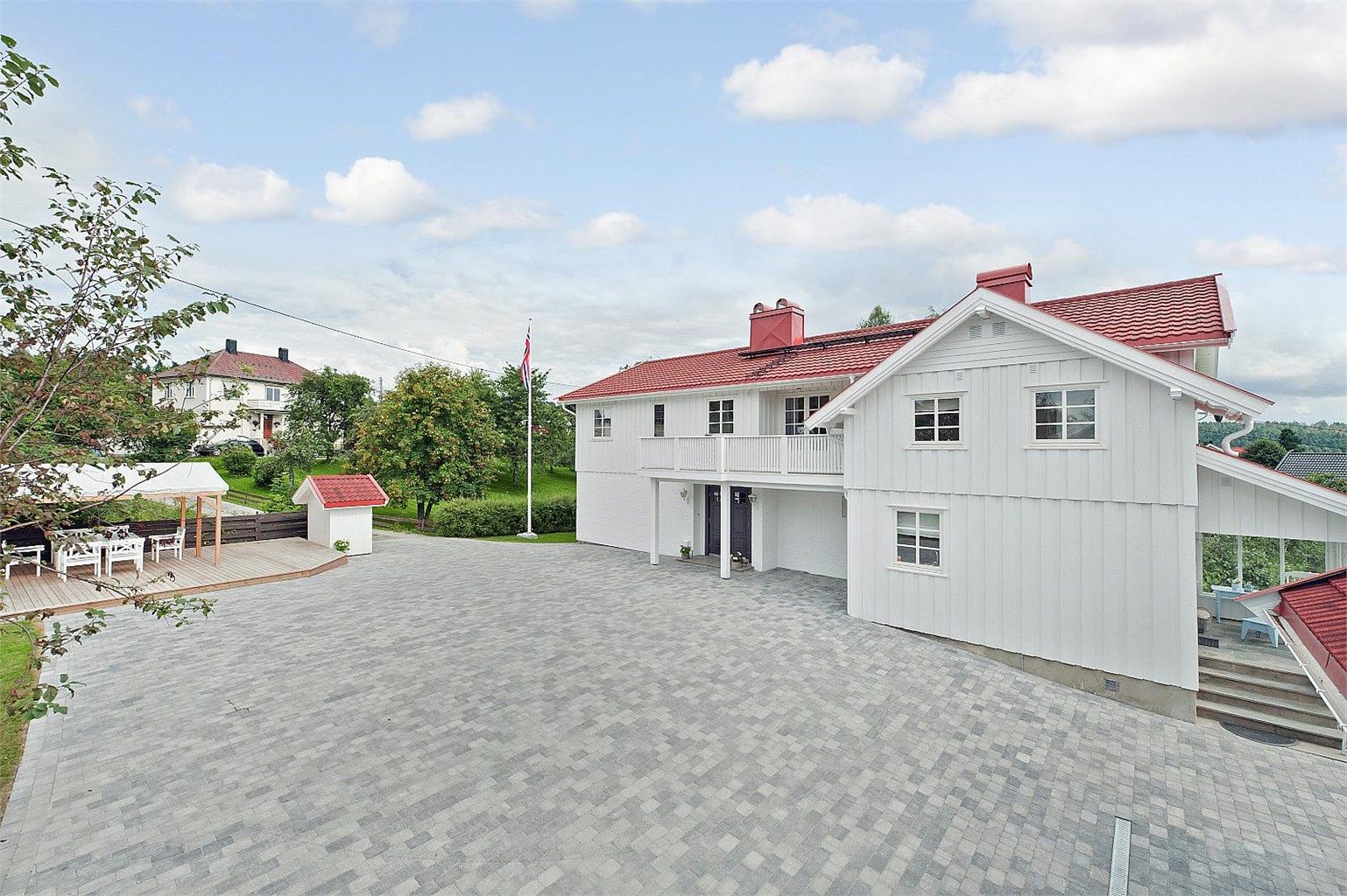 Eiendommen har en attraktiv og fin beliggenhet - Sommerbilde fra tidligere salg av boligen