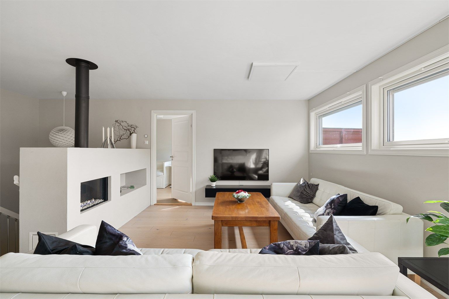 God plass til sofagruppe i tillegg til spisebord. 