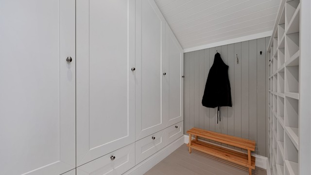 I boligens første etasje er det garderoberom ved gangen