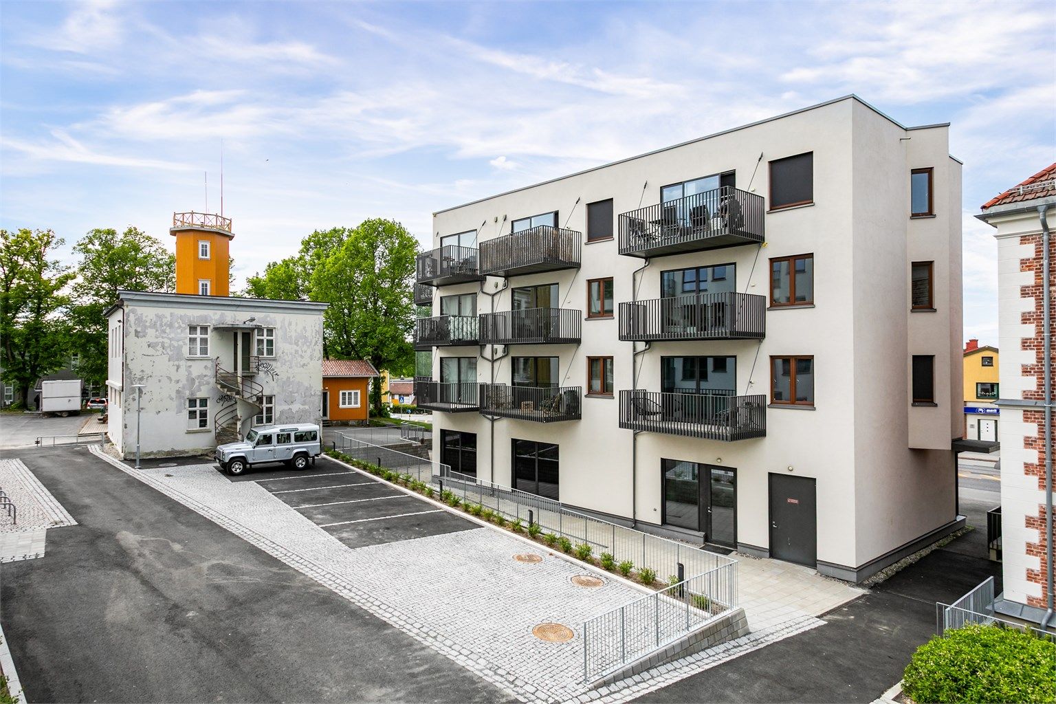 Leilighetens stue og soverom vender mot Skarmyrakvartalets indre del og er dermed avskjermet fra trafikken gjennom byen.