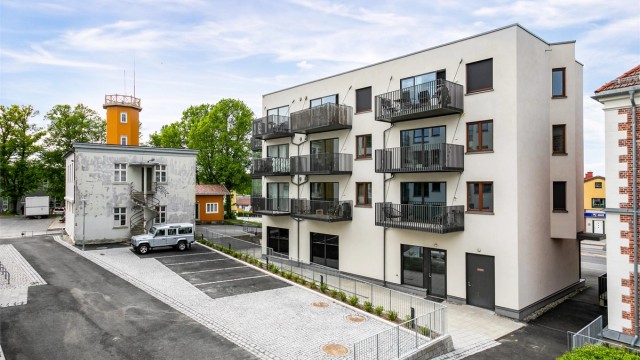 Leilighetens stue og soverom vender mot Skarmyrakvartalets indre del og er dermed avskjermet fra trafikken gjennom byen.