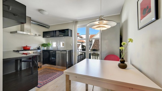 Det er god plass til en spiseplass i tilknytning til kjøkkenet.